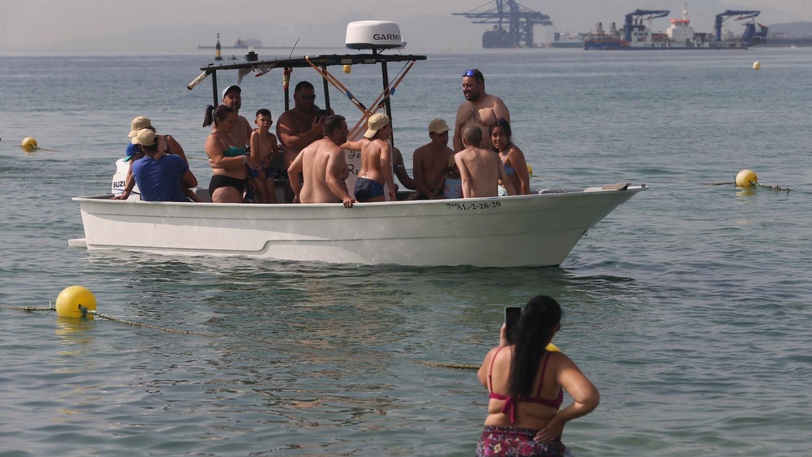 Familias del Proyecto por una Sonrisa disfrutan en una embarcación