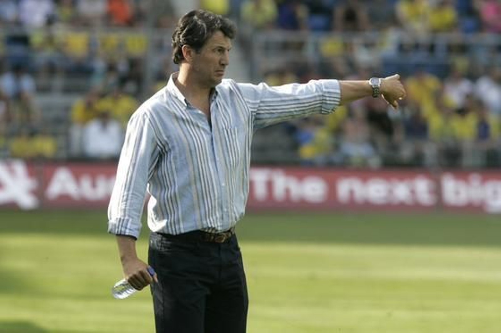 Jose, con su inseparable botella de agua, da instrucciones desde la banda. 

Foto: Jesus Marin