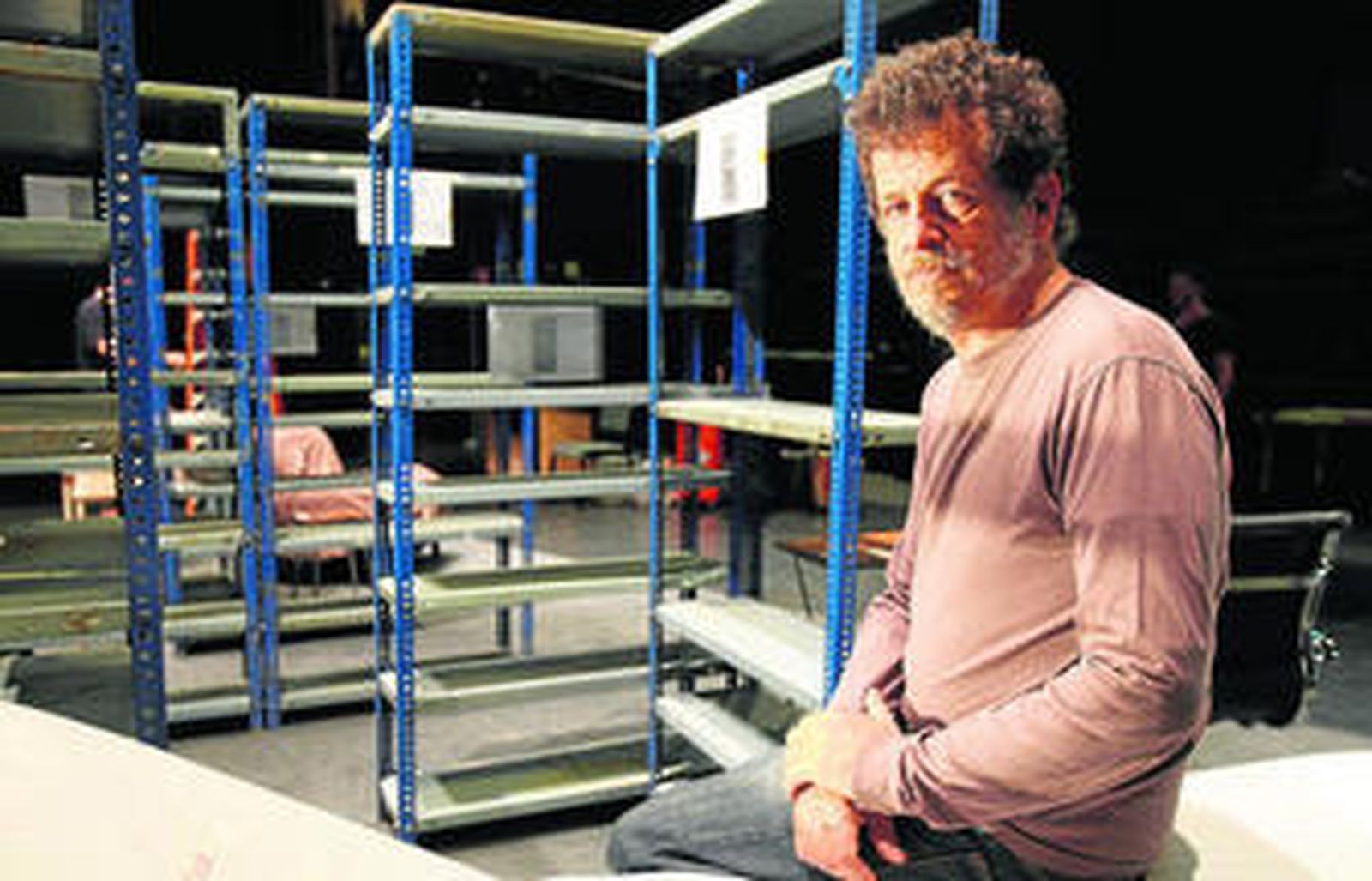 El actor, dramaturgo y director Sergio Boris, ayer en el escenario del Central, entre los estantes que conforman la escenografía de la obra.