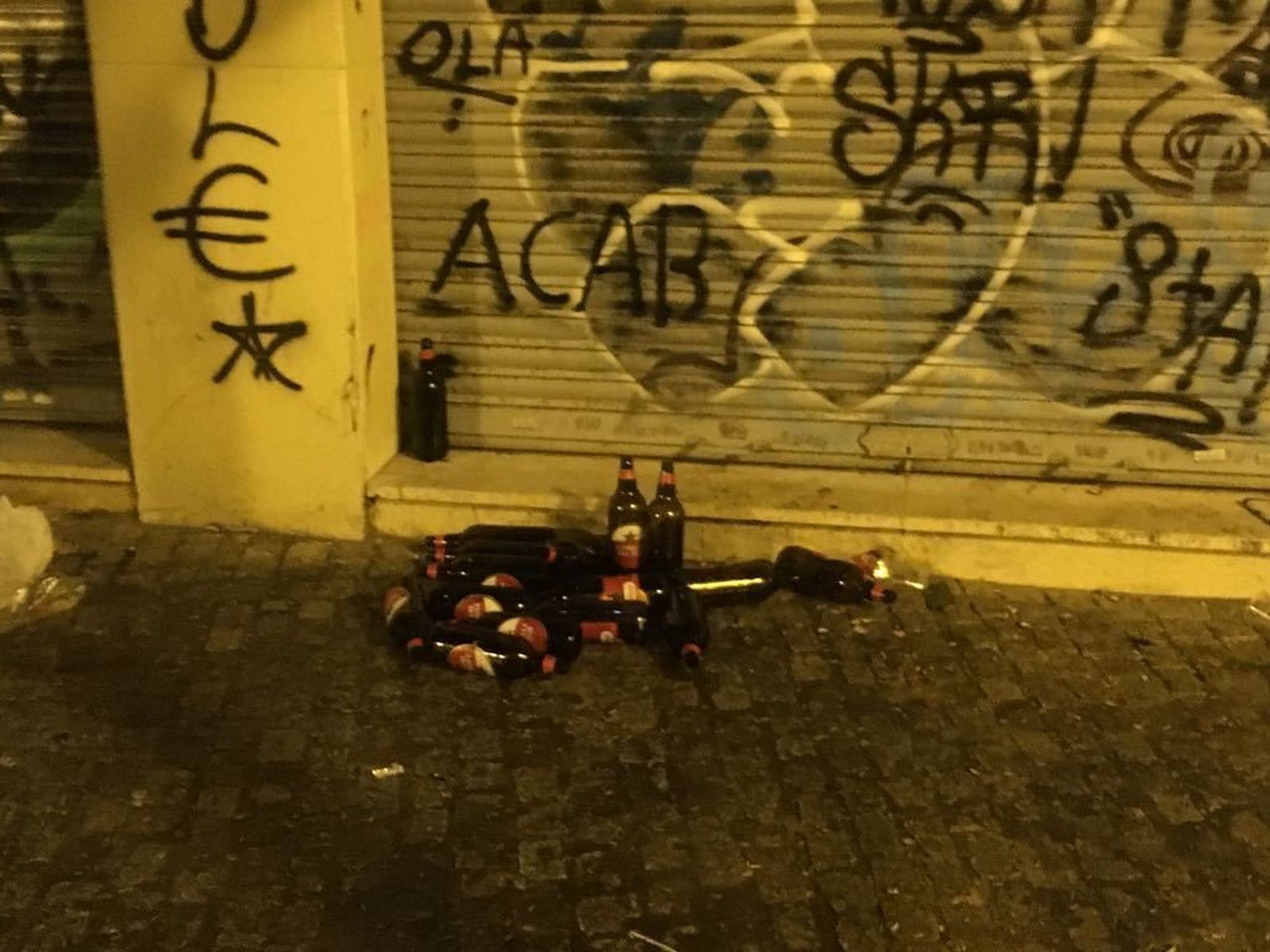 La 'botellona' toma el entorno del Pozo Santo.