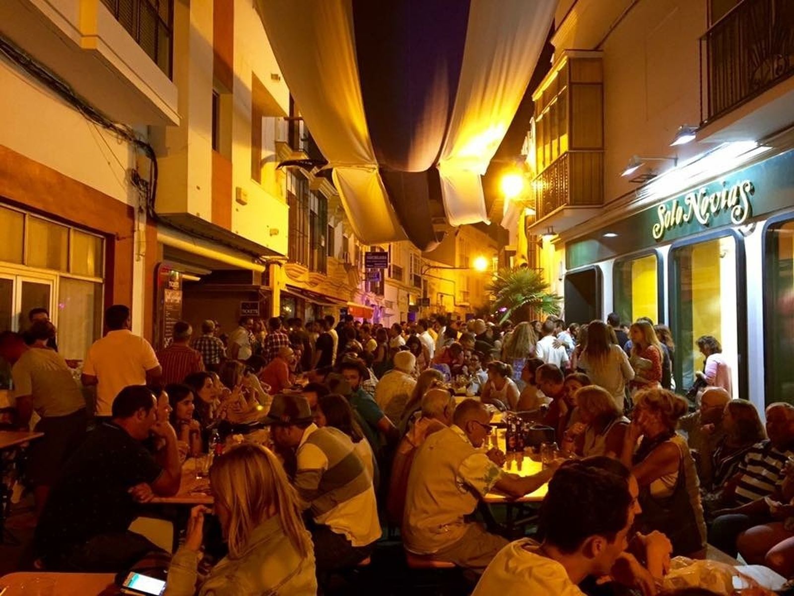 Ambiente en la  fiesta de la cerveza celebrada el pasado año en la calle La Fuente.