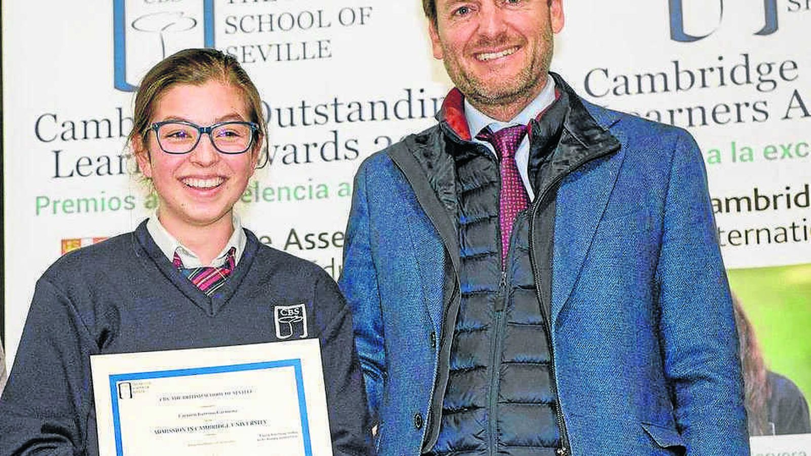 Carmen Barroso, alumna admitida en Cambridge y Agustín Aycart, director The British School of Seville-Colegio Británico de Sevilla.