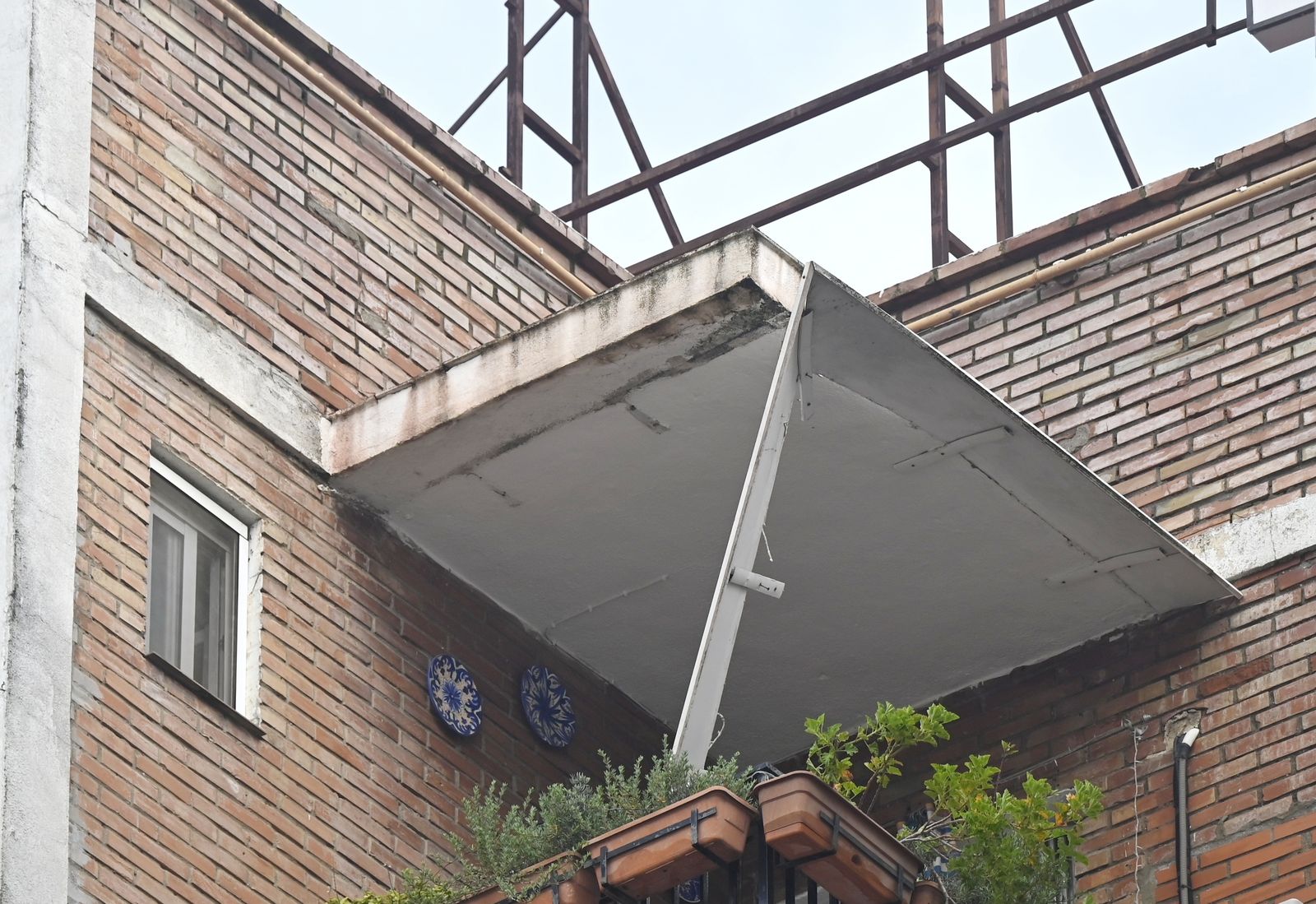 Las imágenes de los destrozos de la borrasca Kristin en Córdoba: árboles arrancados y desprendimientos de tejados y fachadas