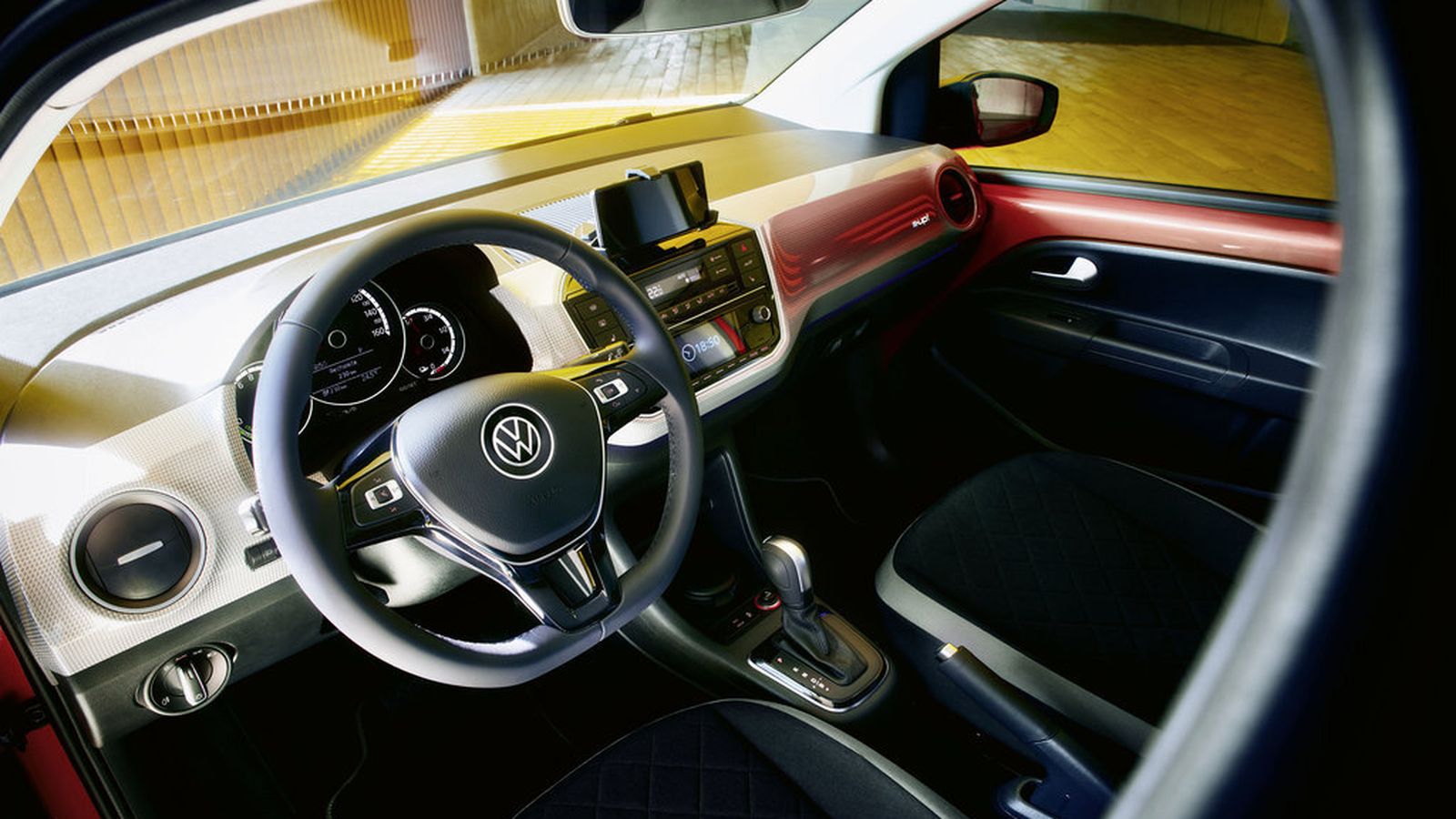 El equipamiento de la única versión con la que se vuelve a poner a la venta incluye el volante multifunción entre los elementos diferenciadores respecto a otras versiones anteriormente básicas.