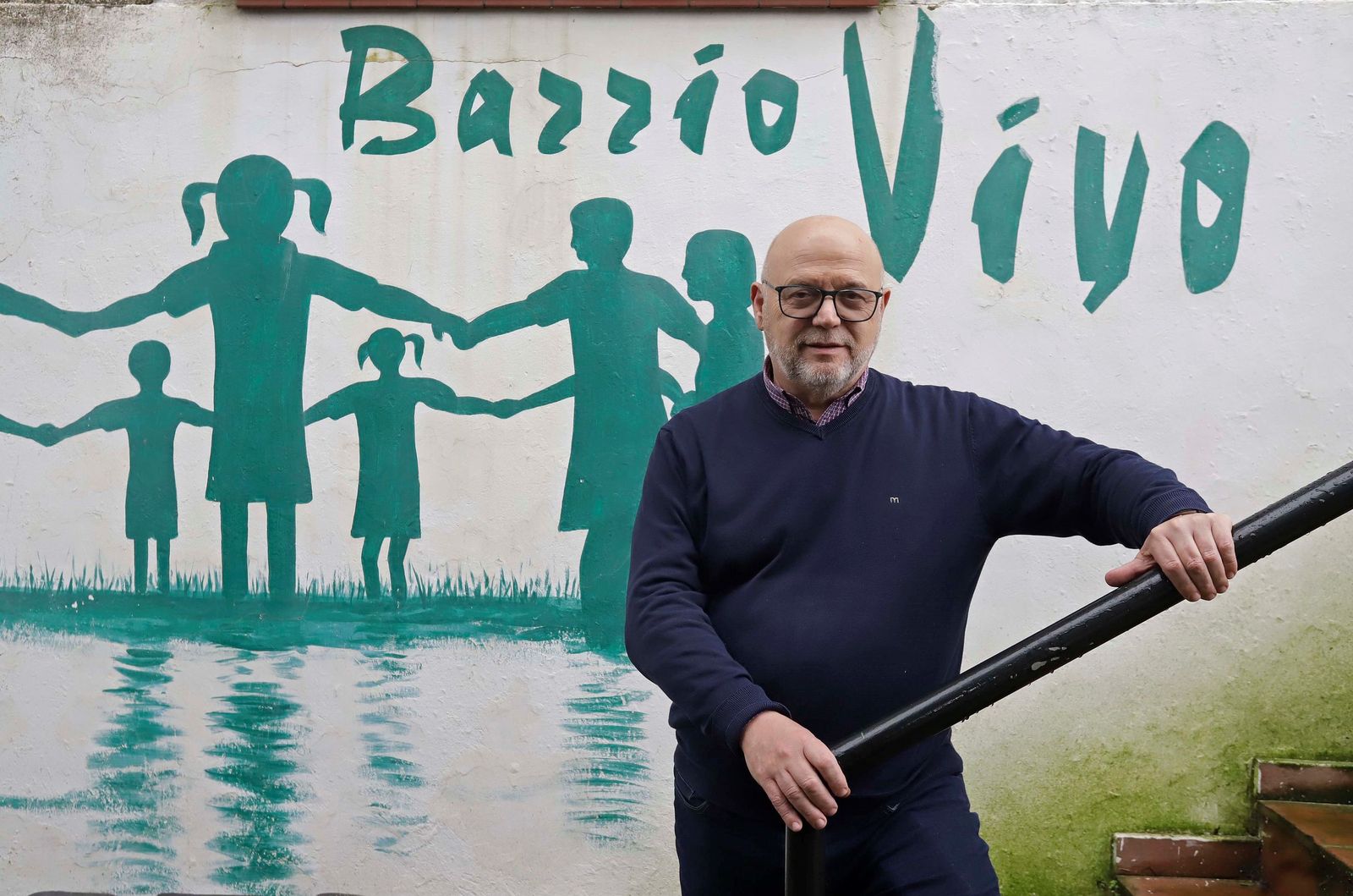 Miguel Alberto Diaz, presidente de Barrio Vivo, en la escalera de acceso a la actual sede de la coordinadora antidroga