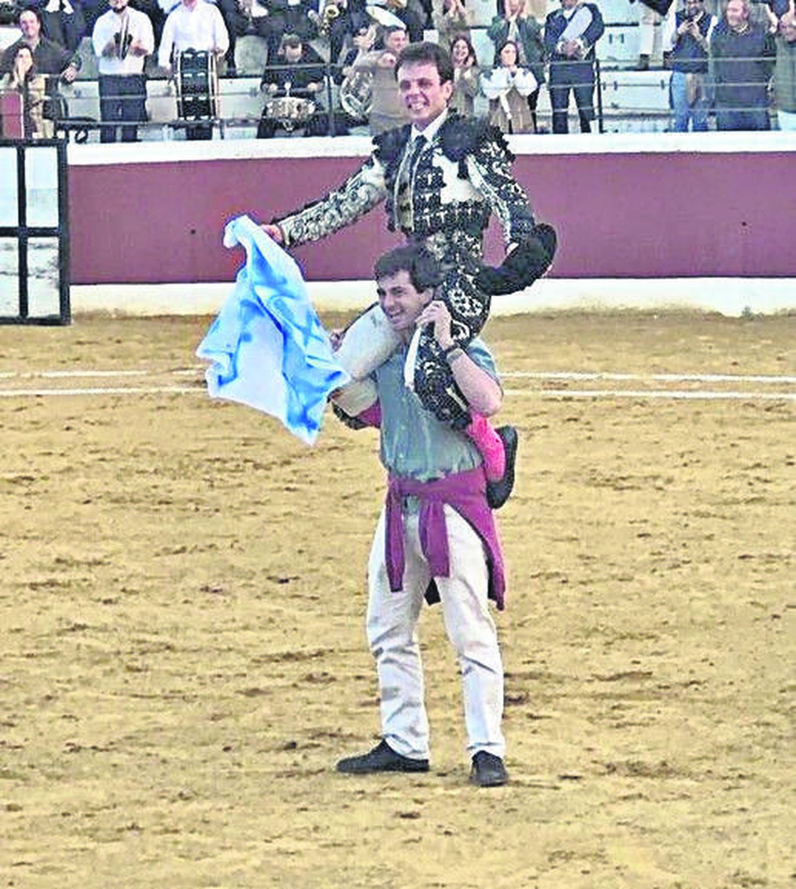 El novillero Juanillo, al finalizar la corrida a hombros de su primo Alberto Mencos.