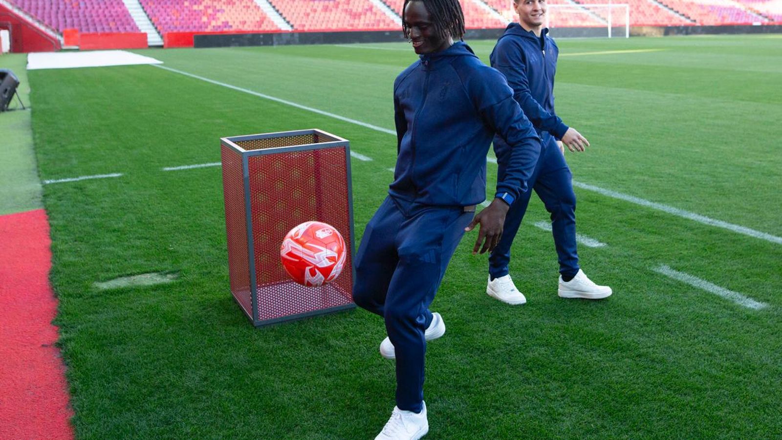 Baba Diocou sorteando un balón a la grada de Los Cármenes