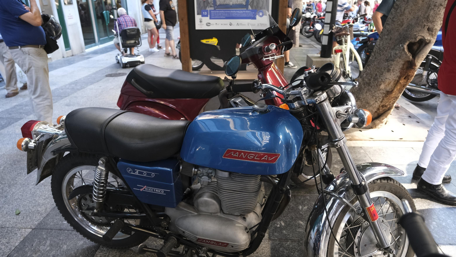 Las motos antiguas dan brillo a la Feria de Almería