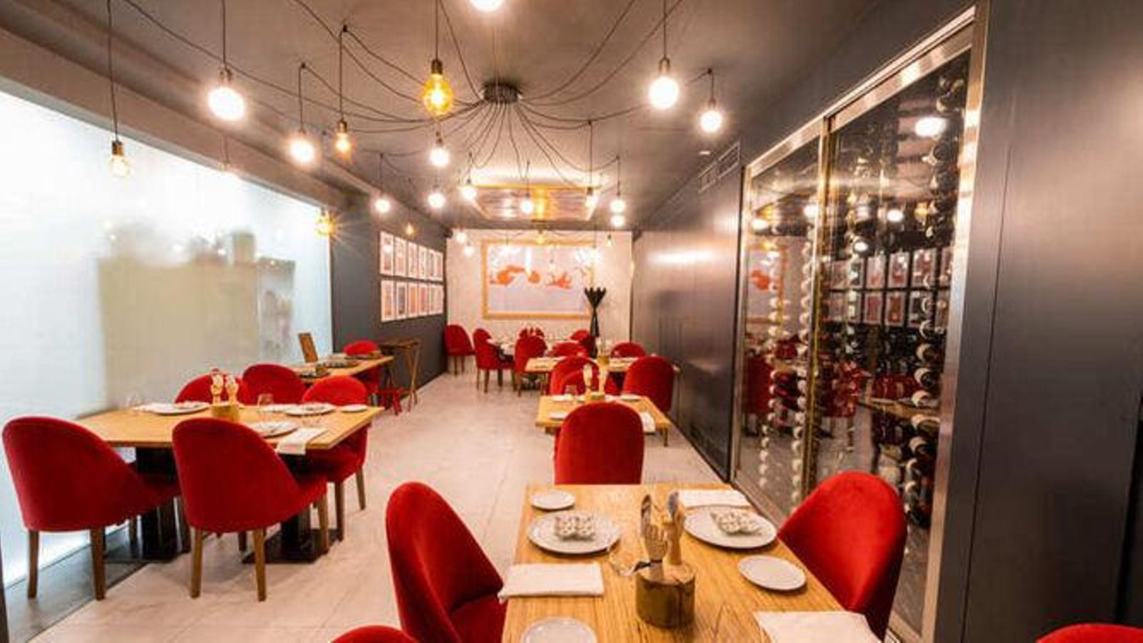 Interior del restaurante ReComiendo, en el barrio de Mirabueno Interior del restaurante ReComiendo, en el barrio de Mirabueno