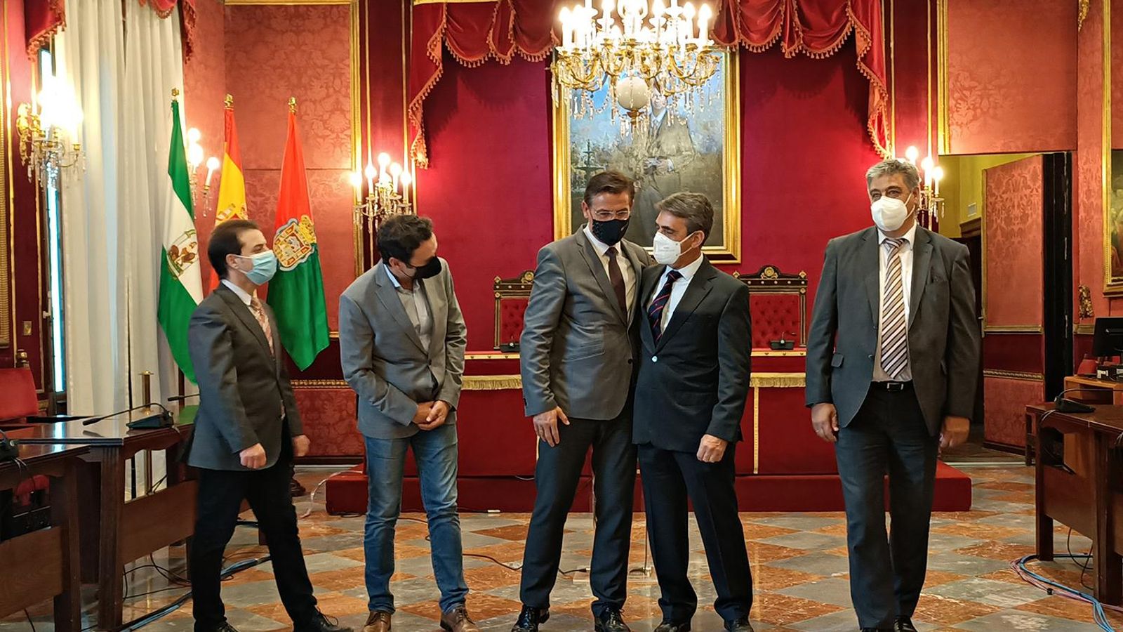Victorino Martín junto al alcalde Luis Salvador tras la firma del convenio de la Fundación del Toro de Lidia y el Ayuntamiento de Granada