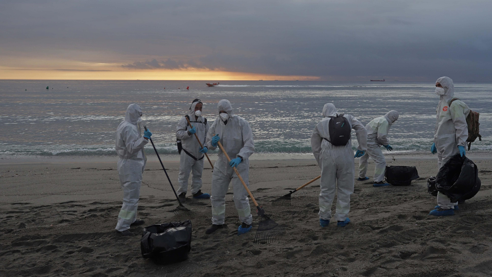 Fotos de las labores de limpieza en la playa de Santa Barbara por el nuevo vertido del 'OS 35' en La Línea