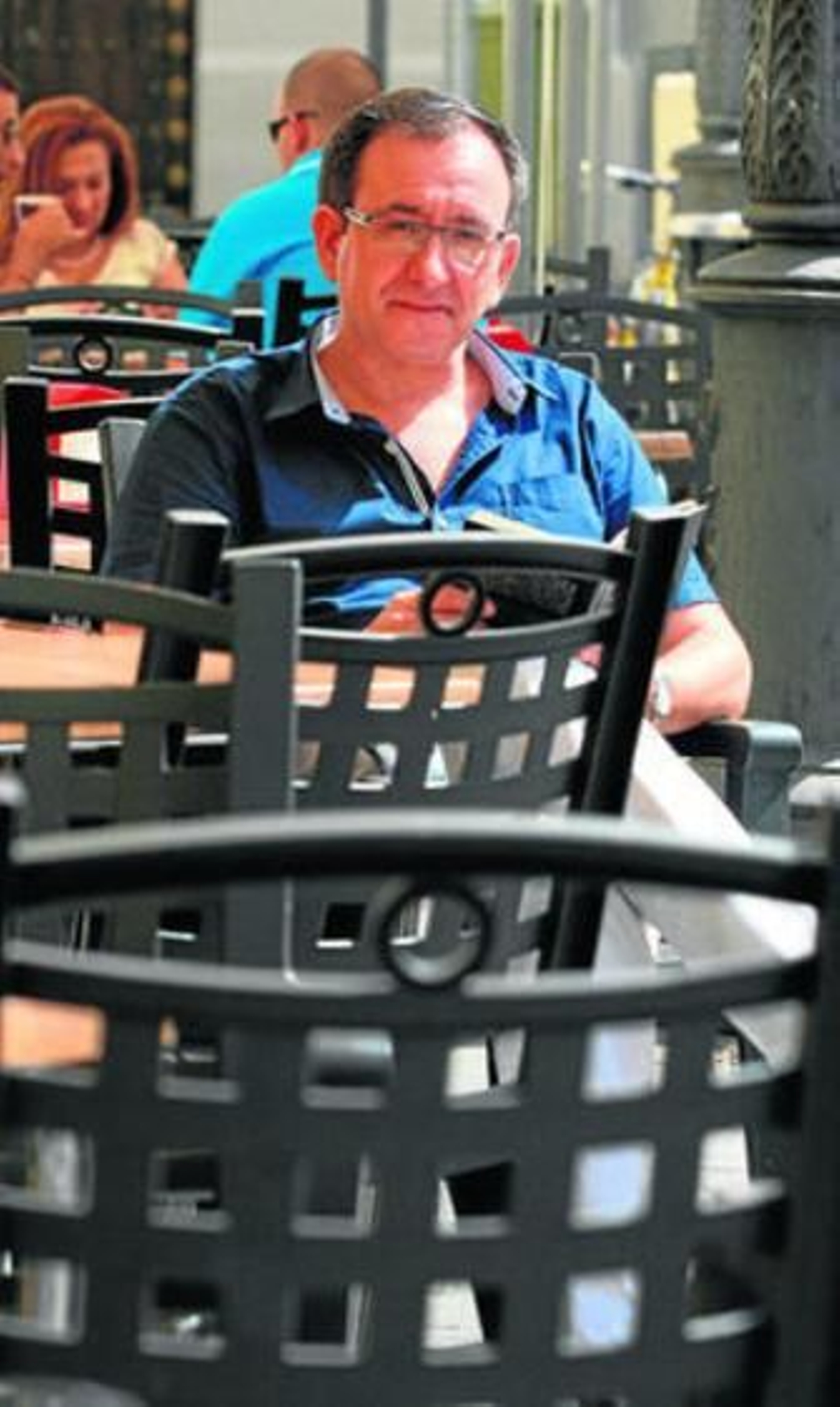 Eduardo García, con su libro.