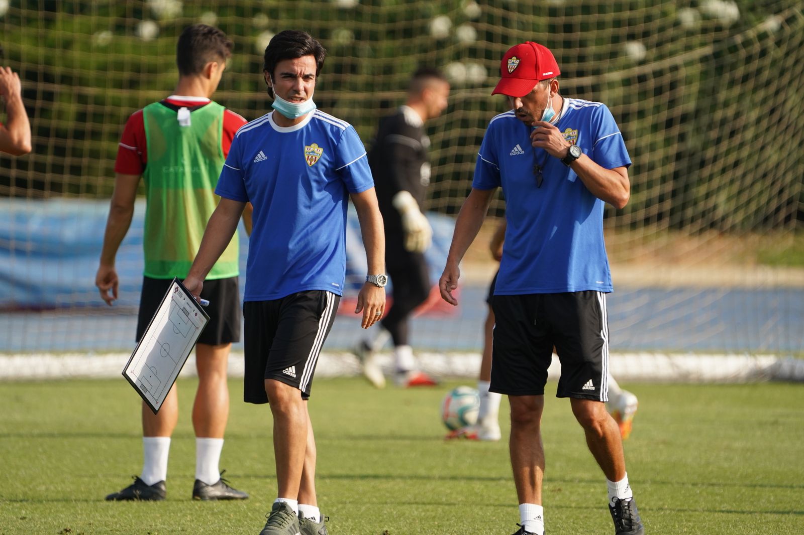 Mario Silva junto a su ayudante y compatriota, Nandinho, que pone el carné en los partidos