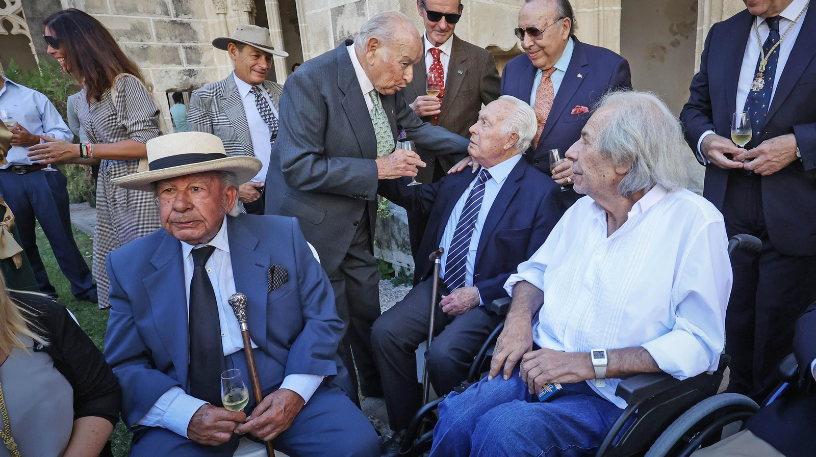 Rafael de Paula, Curro Romero, Padilla, entre otros asistentes al nombramiento de Ávaro Domeq