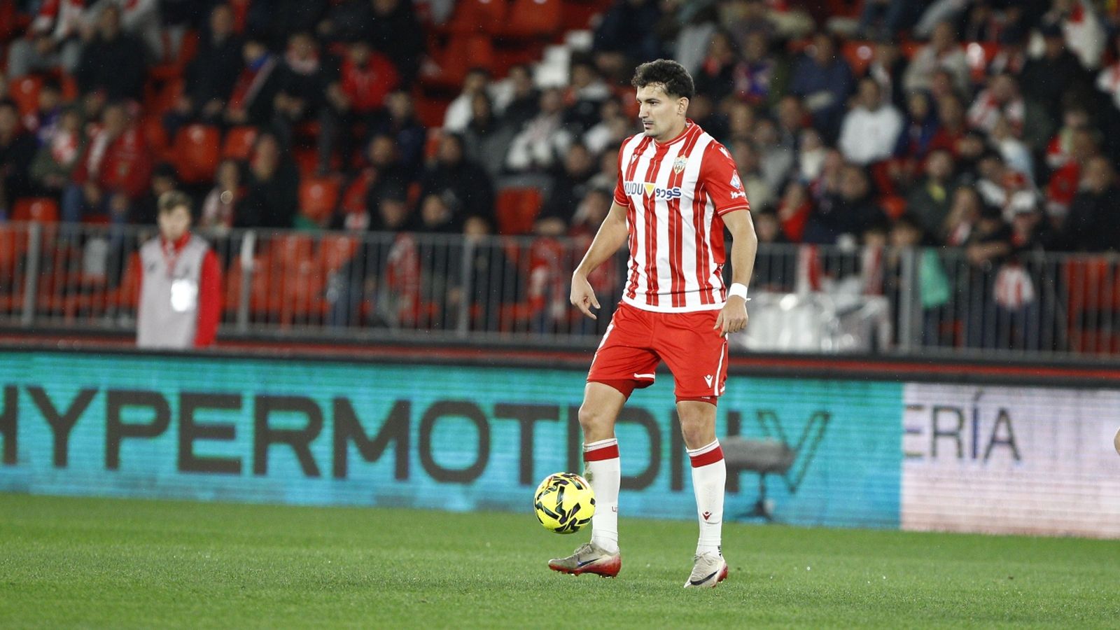 Álex Muñoz controla el esférico en el último duelo del conjunto rojiblanco en casa.