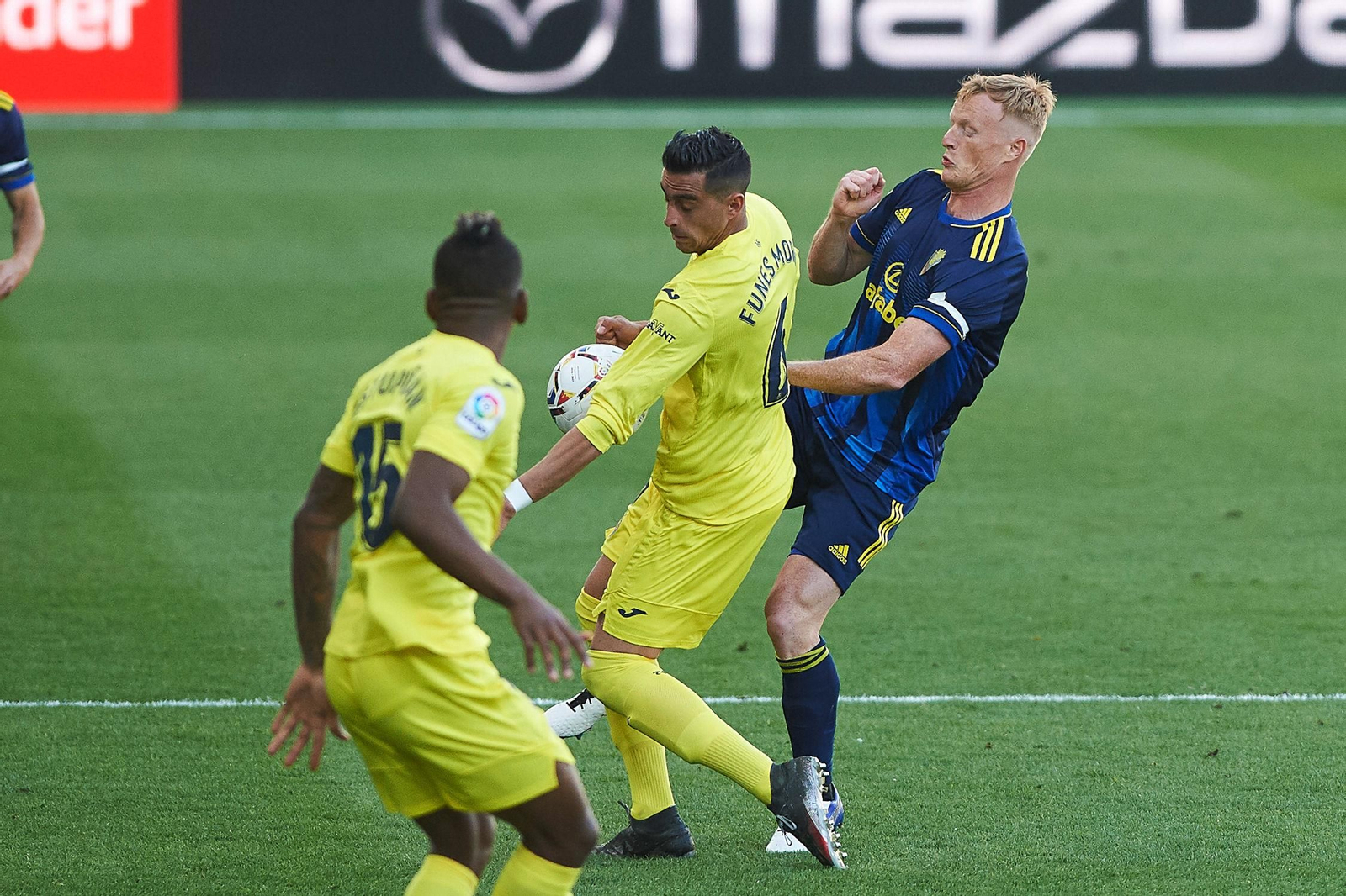 Jonsson ante dos rivales en el Villarreal-Cádiz de la pasada campaña.