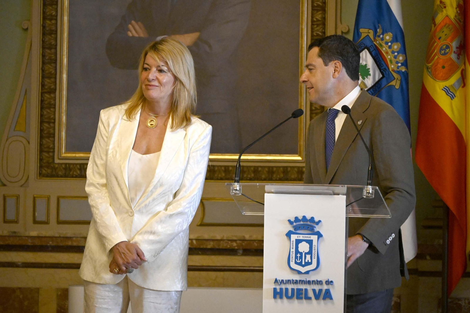 Visita de Juanma Moreno al Ayuntamiento de Huelva, en Imágenes