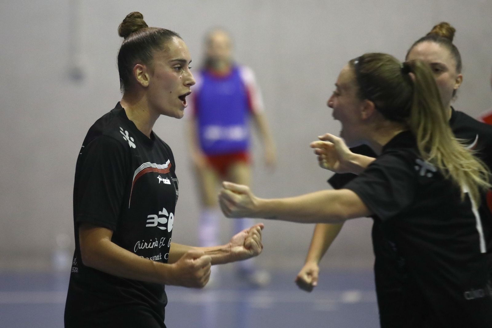 Las jugadores del equipo gaditano esperan celebrar una victoria.