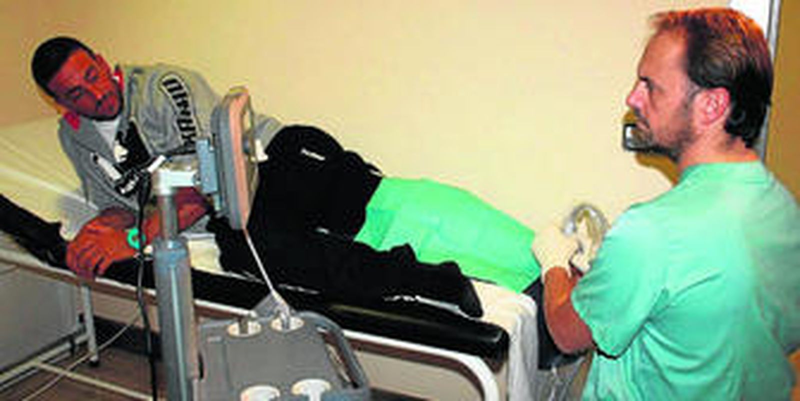 El balonmanista Nacho Vico recibe el tratamiento en el Hospital Parque San Antonio.