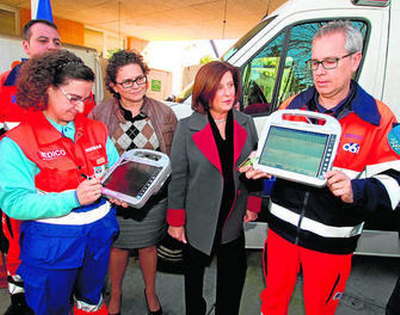 Sanitarios del 061 explican el funcionamiento de las 'tablets' en presencia de la consejera María José Sánchez.
