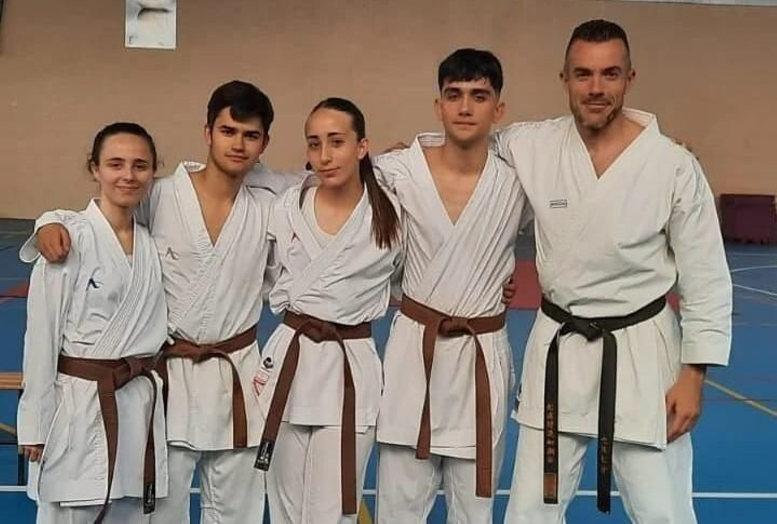 Sergio Pérez, profesor del Dakentai y la Escuela Municipal, con los cuatro nuevos cinturones negros.