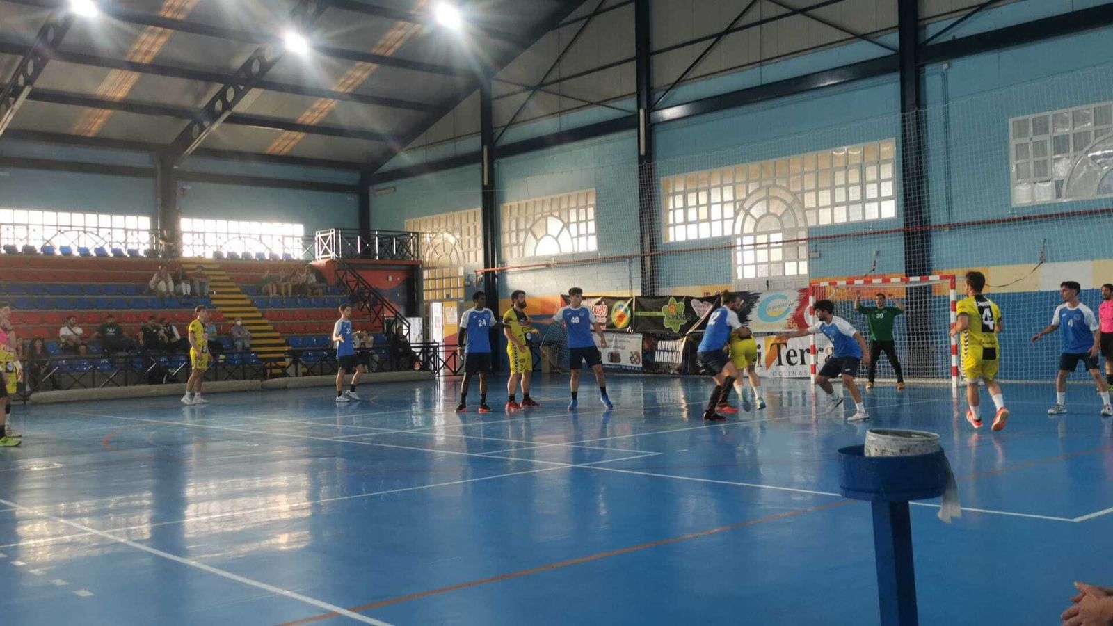 Una acción defensiva del Balonmano Montequinto ante el Trops Málaga Norte.