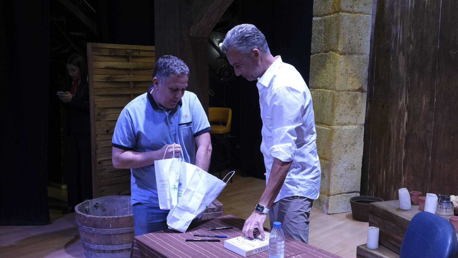 Imágenes de El Diario de los Libros, con Amós Milton