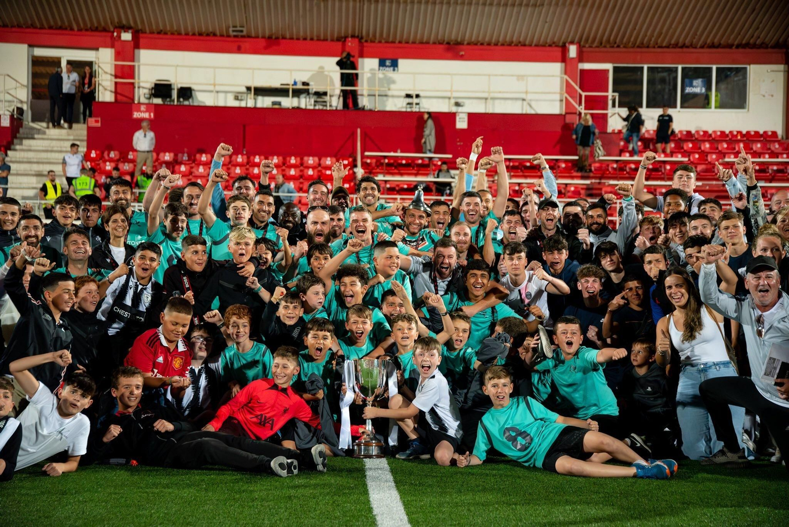La plantilla del Brunos's celebra el título sobre el césped del Victoria Stadium