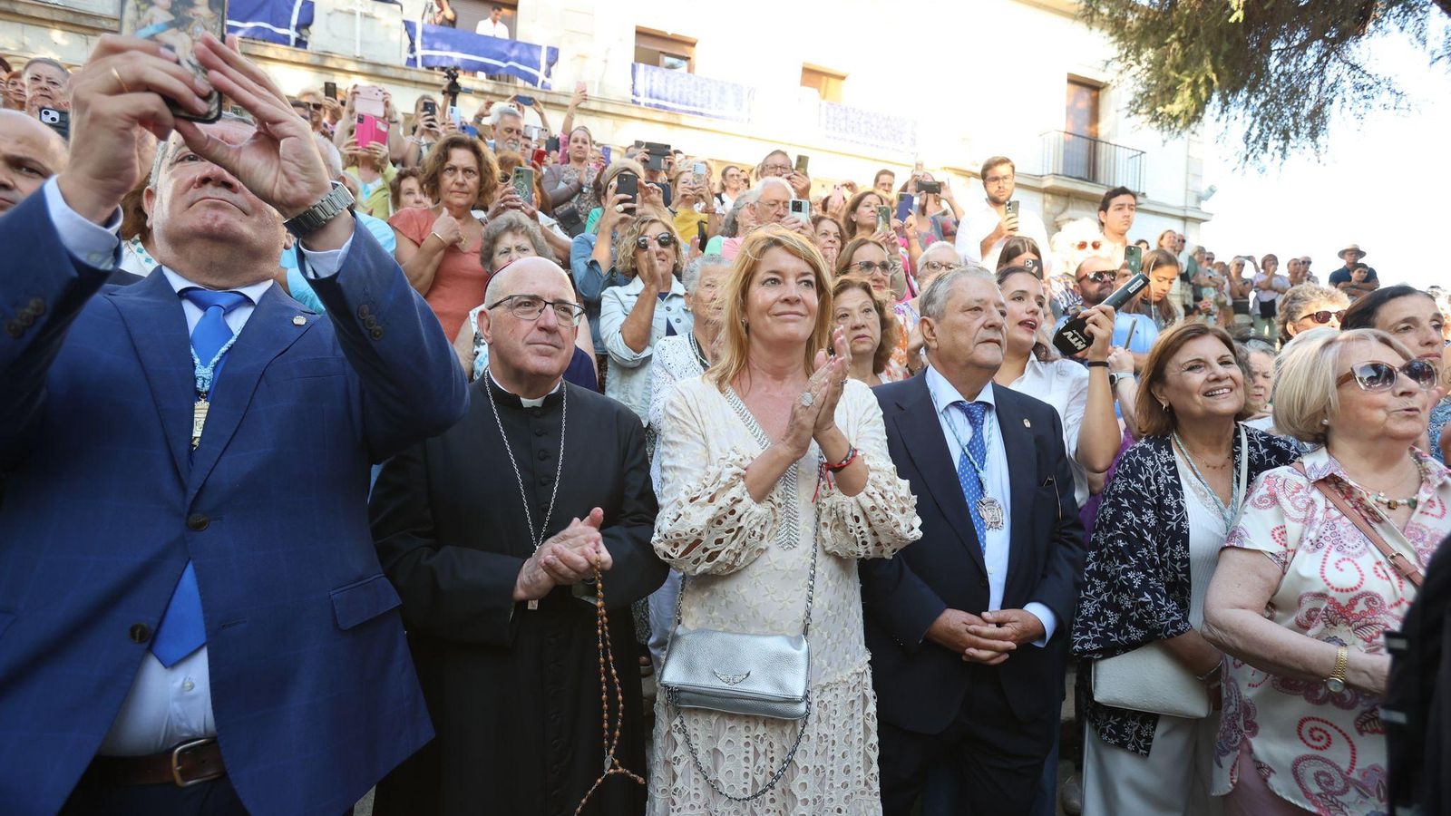Instituciones y personalidades de Huelva esperando a la Patrona en el Obispado.