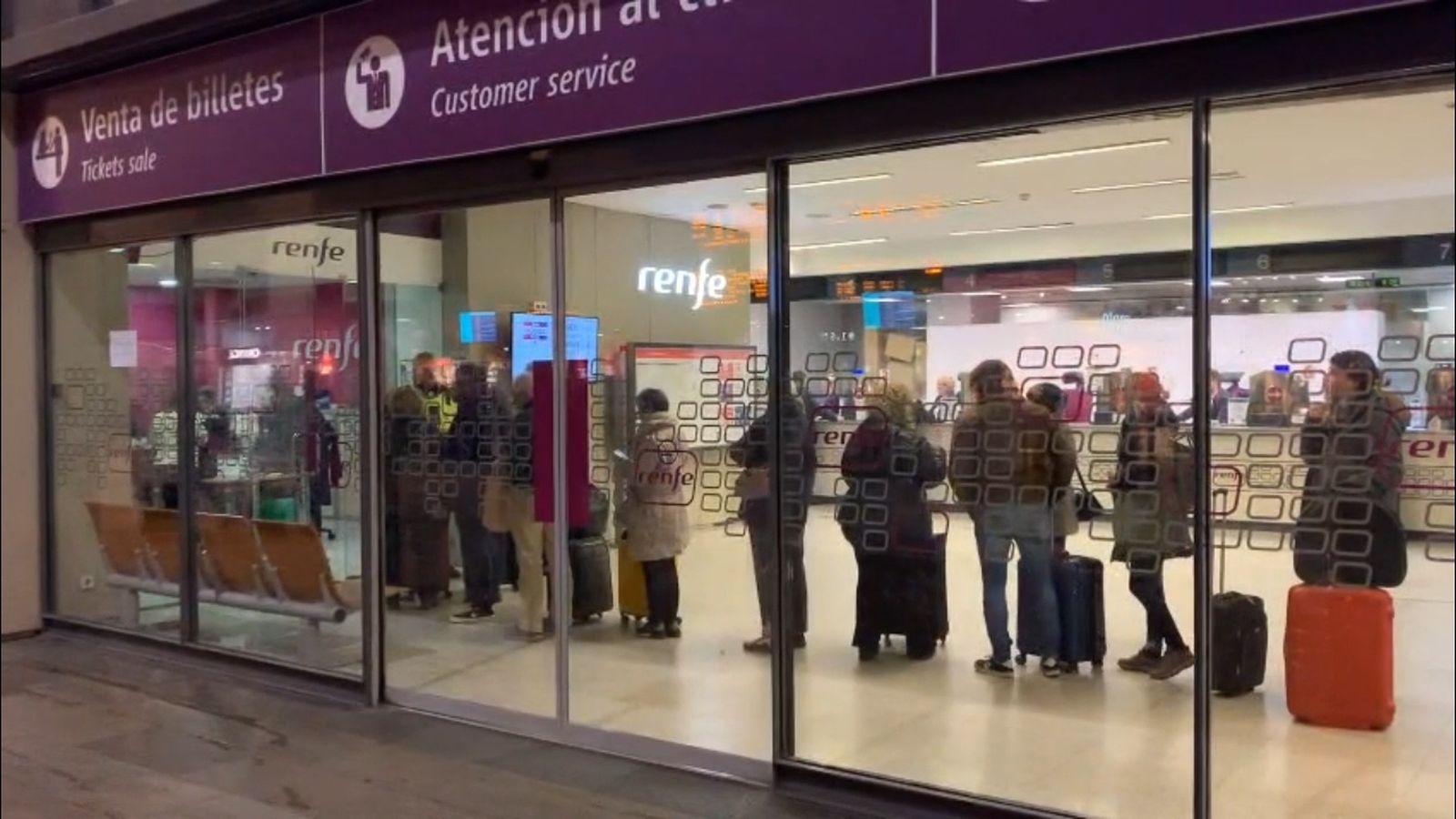 Largas colas en Santa Justa tras la suspensión de la conexión con Madrid