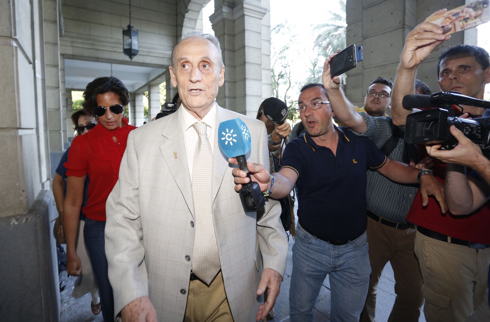 Lopera, rodeado de periodistas, en los juzgados.