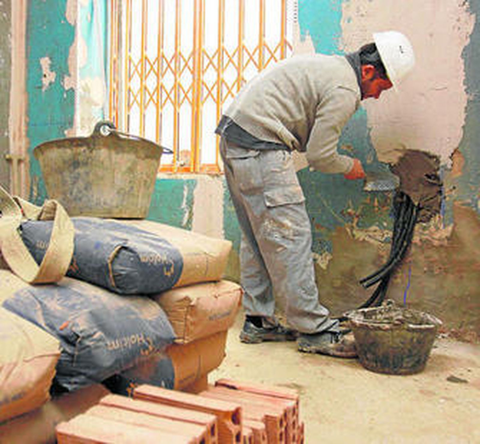Un obrero, ayer en plena faena en el interior de un inmueble del centro en reforma.