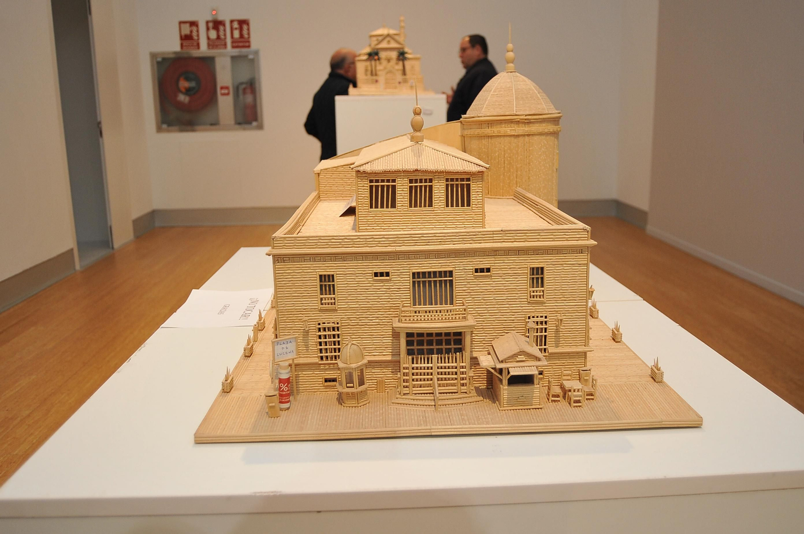 Palillos, cola, un cúter y paciencia: así es la exposición 'Lucena en miniatura'