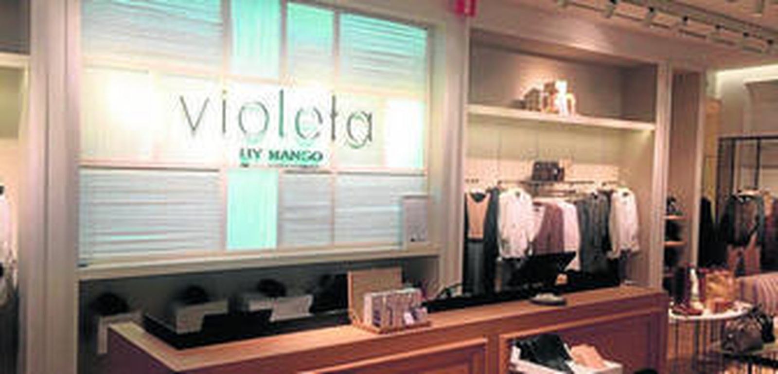 La firma está especializada en mujeres jovenes con tallas de la 40 a la 52.