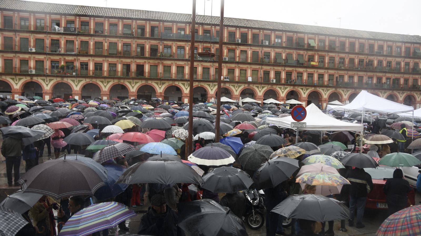 La plaza de la Corredera, donde finalizó la manifestación, repleta de manifestantes.
