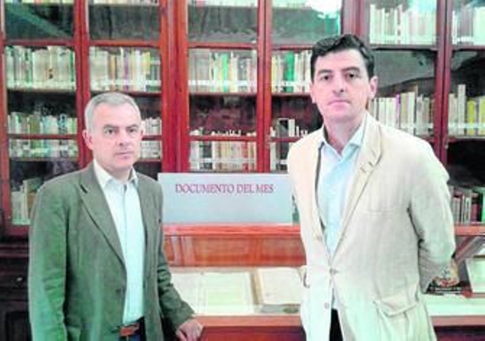 Diego Ropero y Santiago Padilla, en el Archivo Municipal de Moguer.