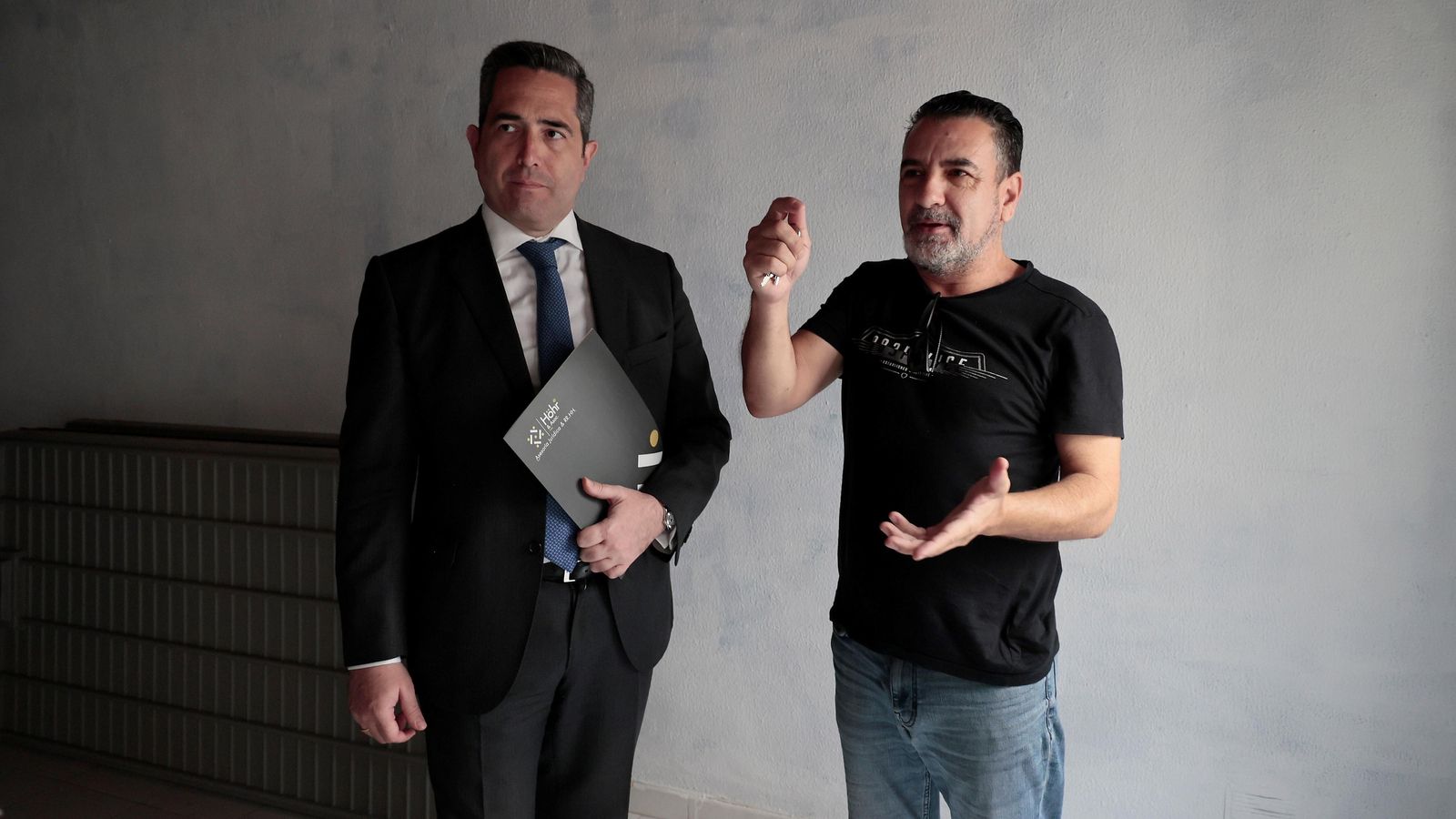 El propietario, José Vidal Saborido, con su abogado, Álvaro Höhr, en la vivienda durante la entrevista.