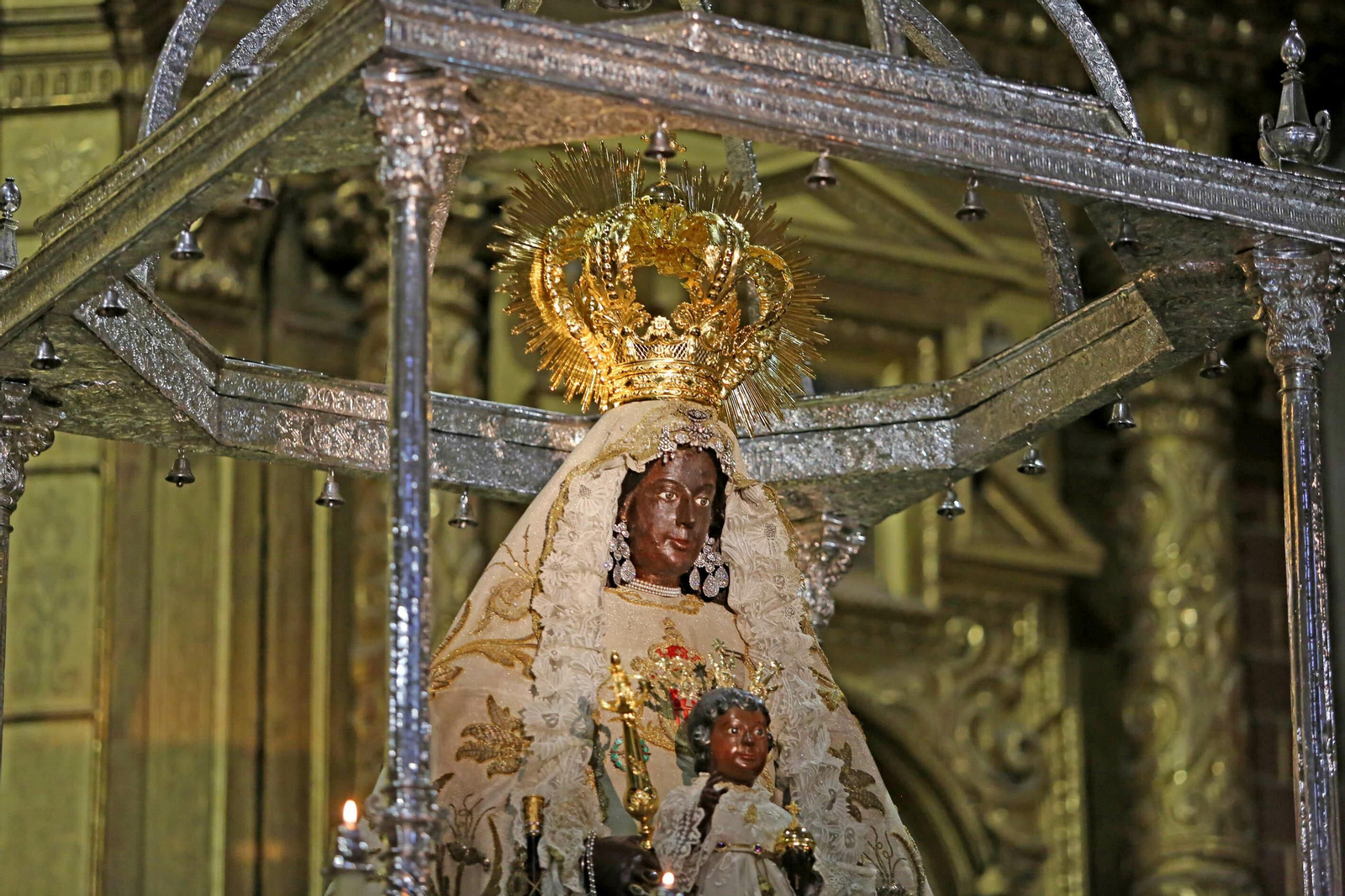 Nuestra Señora de la Merced con la corona recuperada.