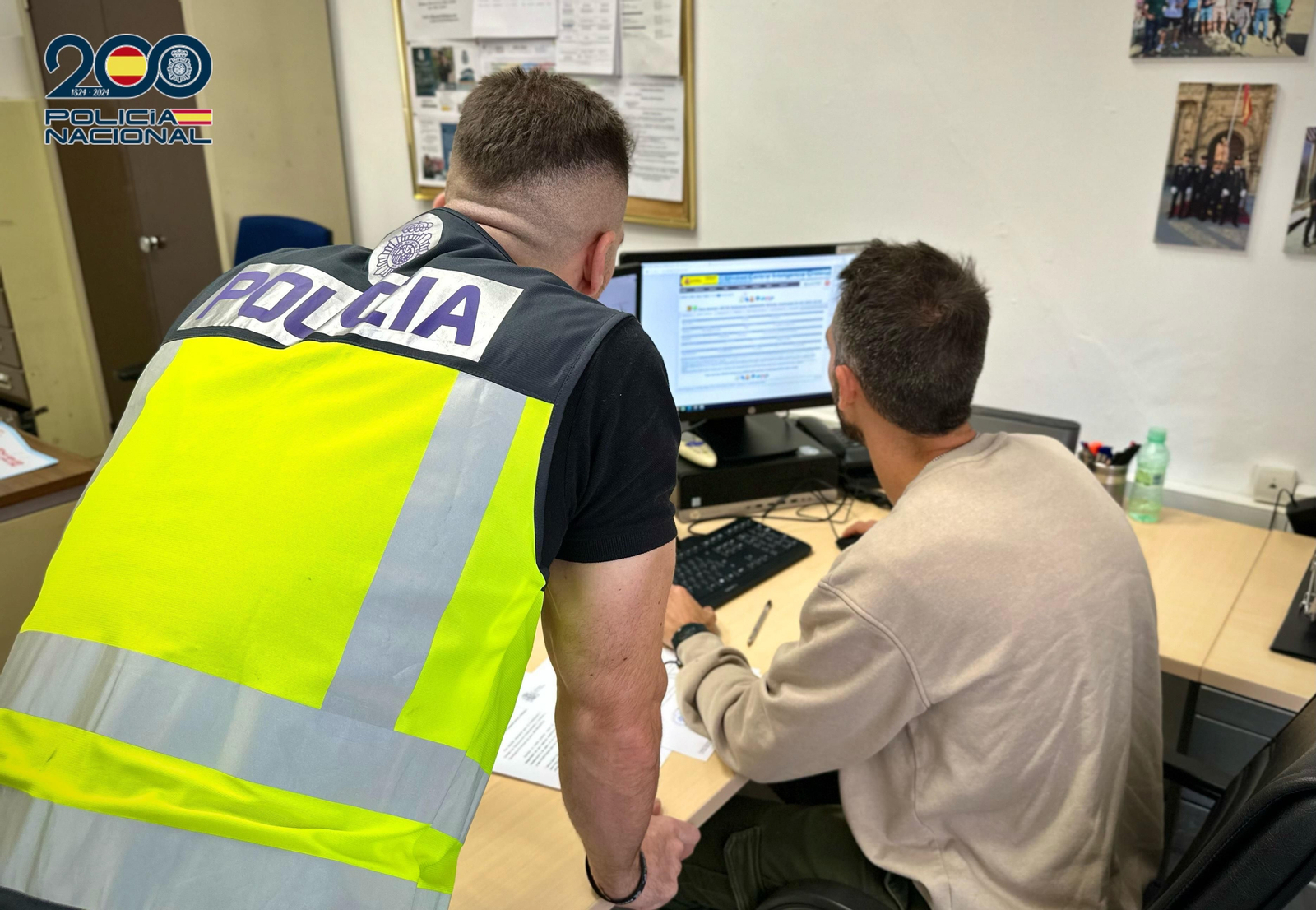 Agentes de la Policía Nacional trabajando en el caso. Agentes de la Policía Nacional trabajando en el caso.
