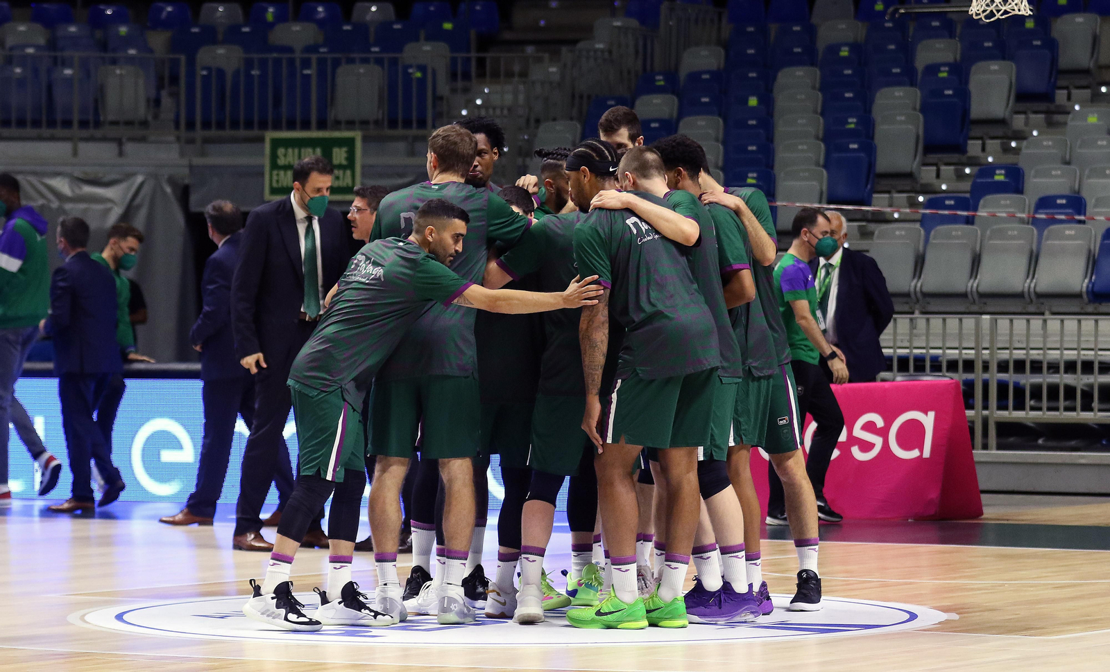 Piña del Unicaja en un calentamiento en el Carpena. Piña del Unicaja en un calentamiento en el Carpena.