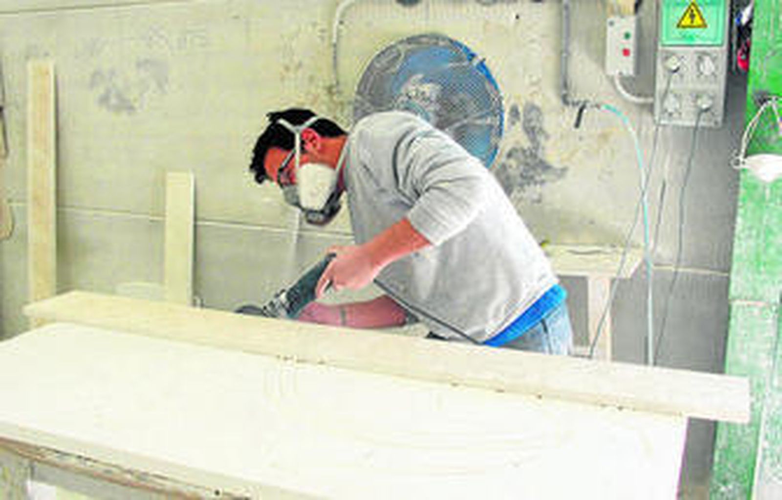 Un artesano elaborando una pieza en piedra natural.