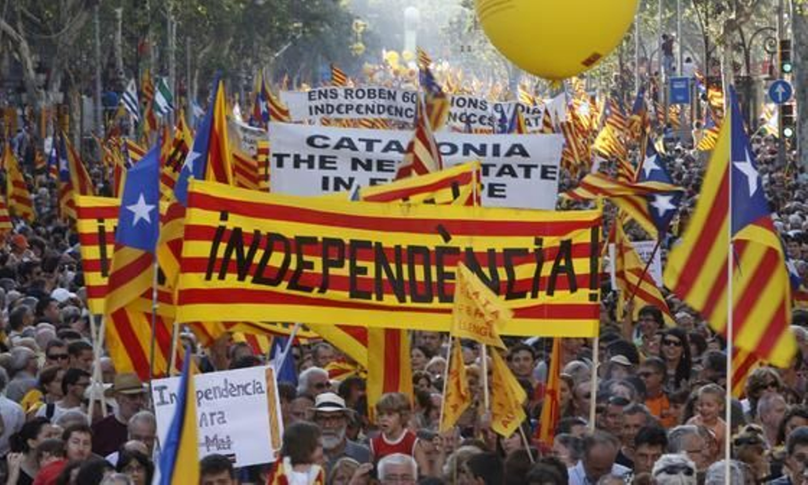 Más de un millón de personas marchan por las calles de Barcelona para protestar contra la sentencia del 'Estatut'. / Reuters