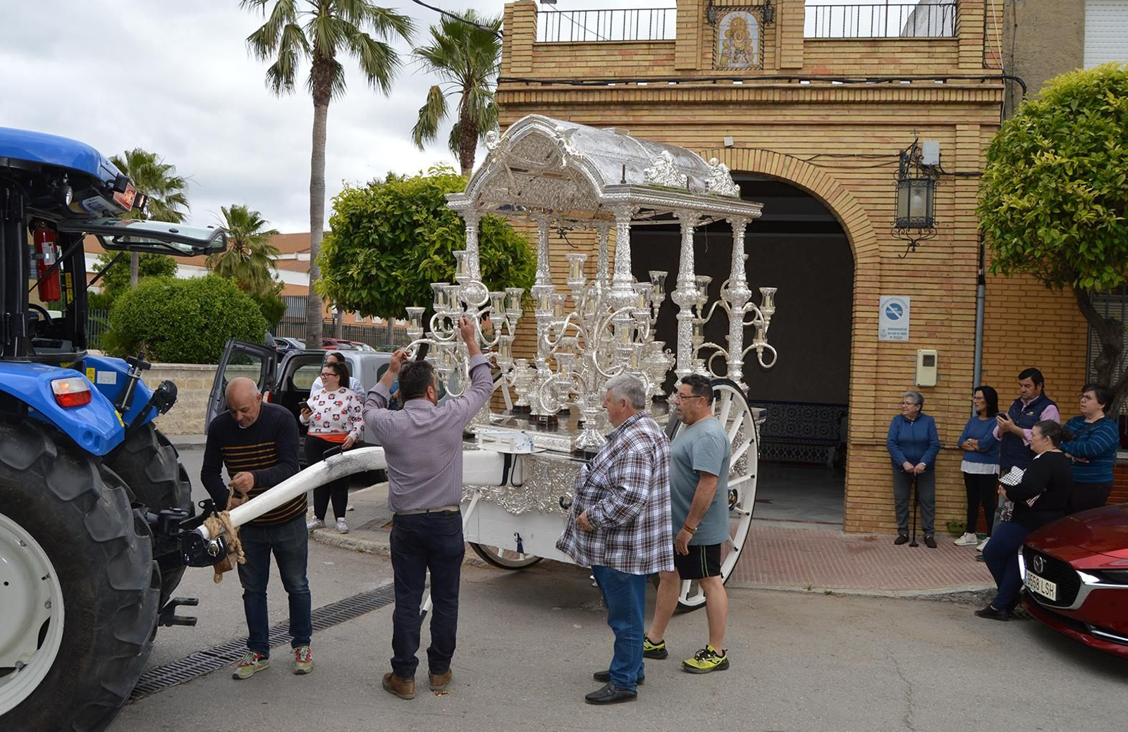La carroza de la Hermandad del Rocío de San Juan del Puerto regresa a la localidad tras el proceso de restauración.