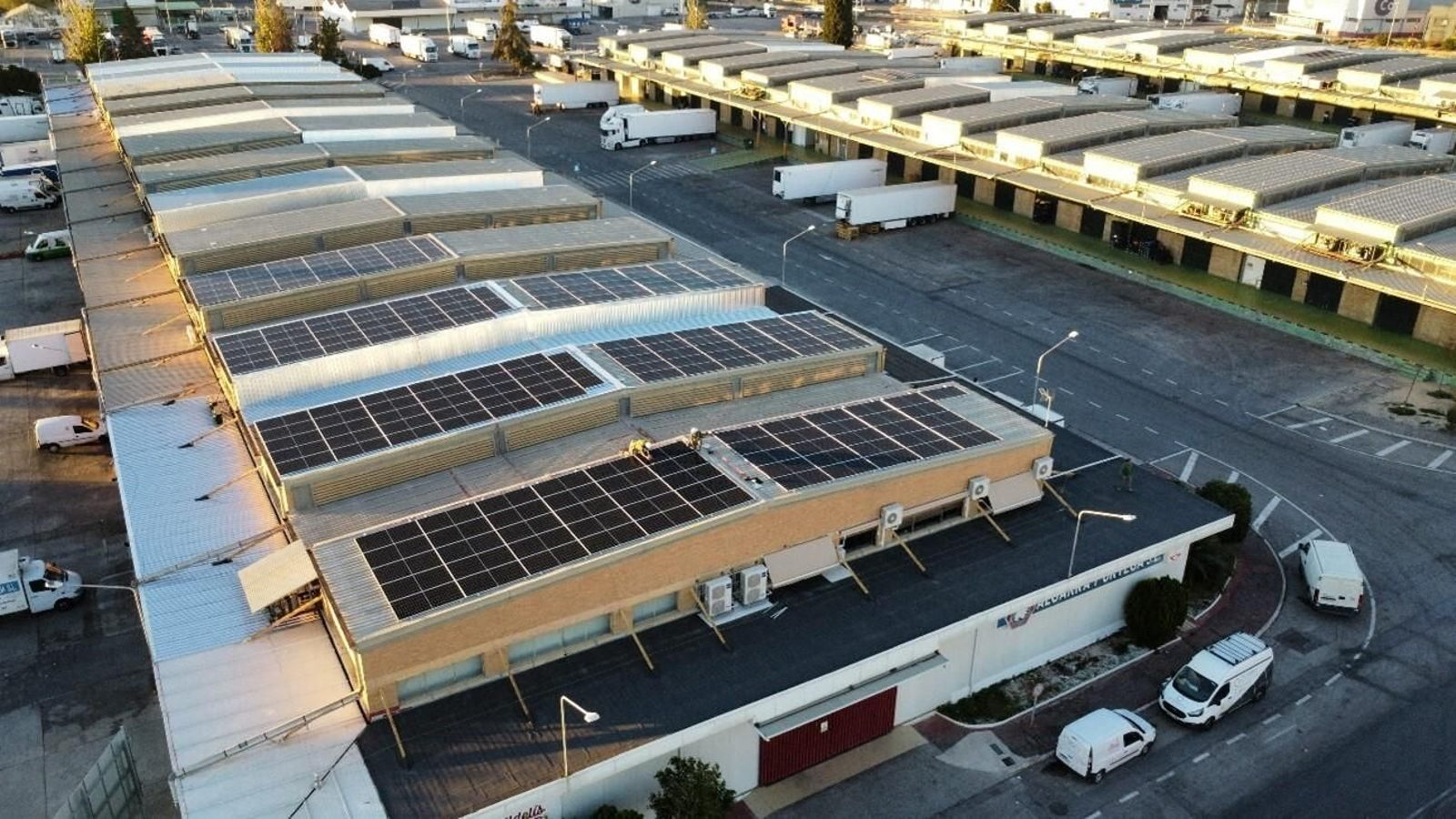 Mercagranada se cubre de placas solares para ser autosuficiente. Mercagranada se cubre de placas solares para ser autosuficiente.