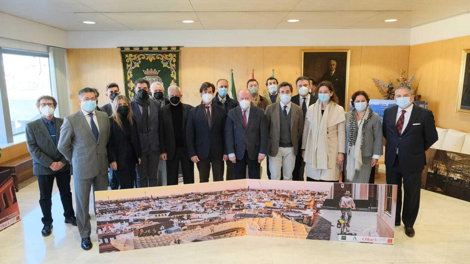 Responsables de la Diputación, el Ayuntamiento y las empresas y municipios que participarán en Fitur este año.
