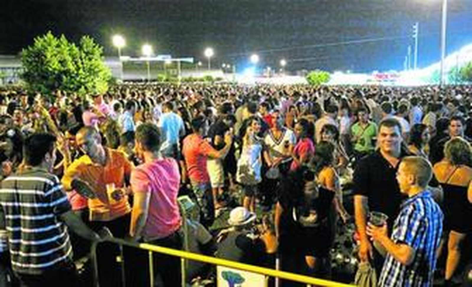 Cientos de jóvenes beben alcohol en un 'botellón' en la pasada Feria.