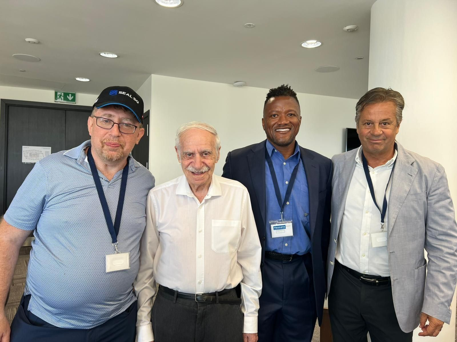 Carlos Creus (derecha), con representantes de Gibraltar, entre ellos Joe Bossano (segundo por la izquierda).