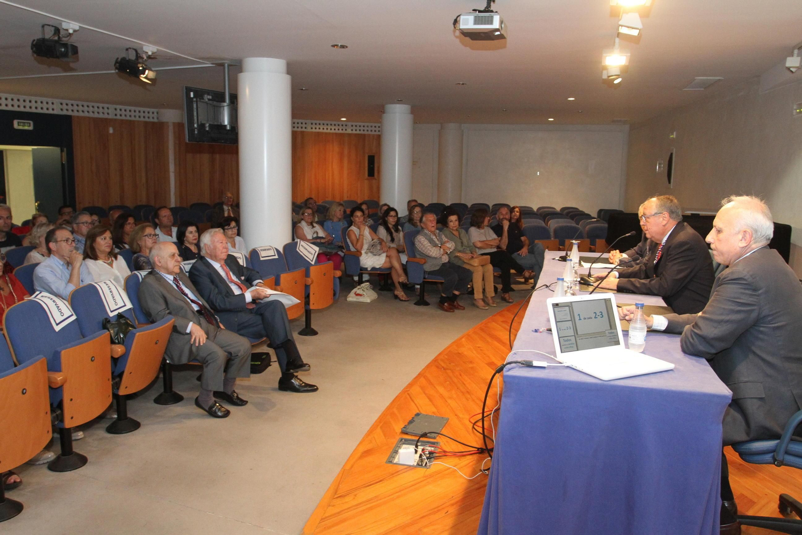 Juan Antonio Virizuela, a la derecha de la imagen, minutos antes de impartir la conferencia.