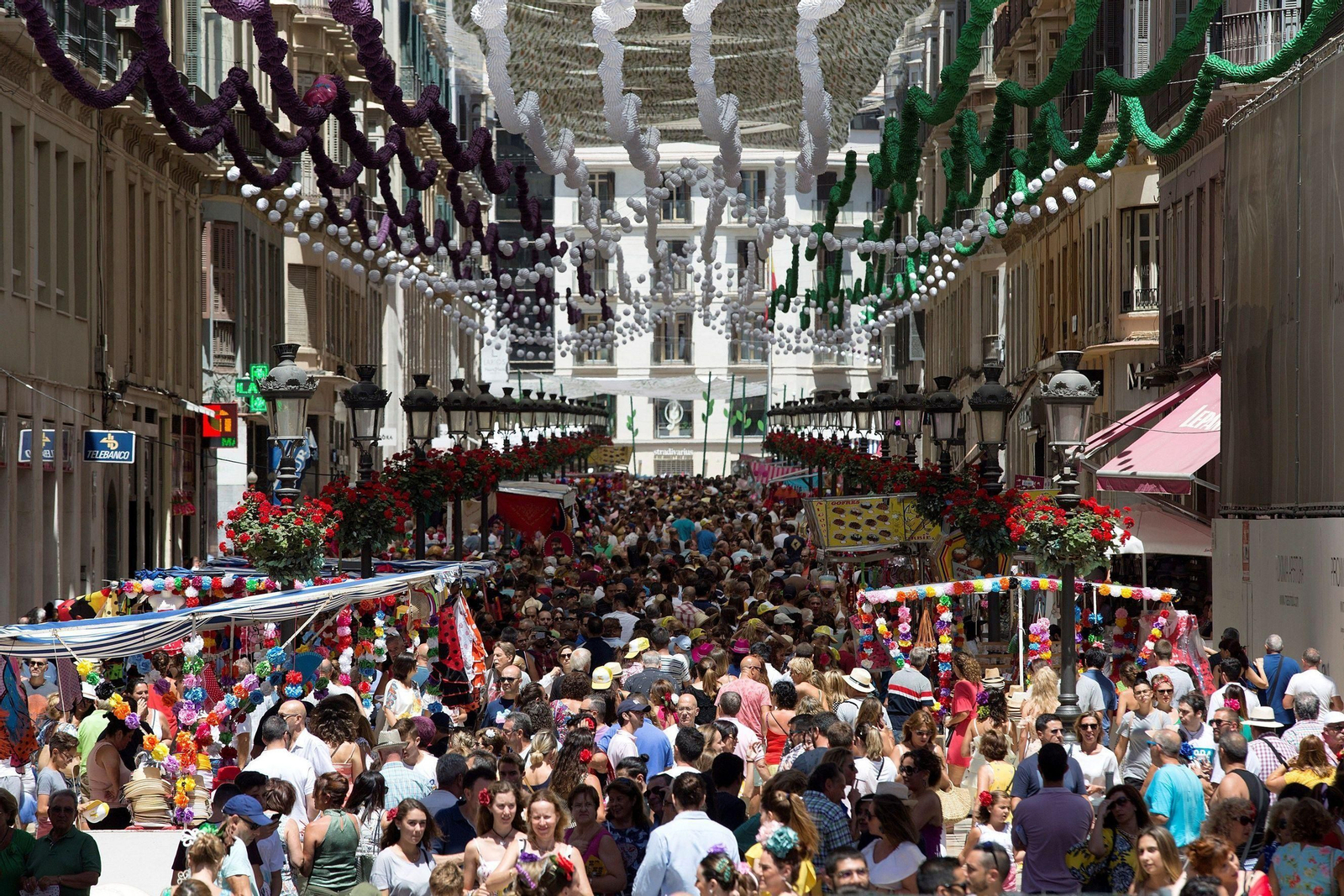 Afluencia de feriantes en la calle Larios.