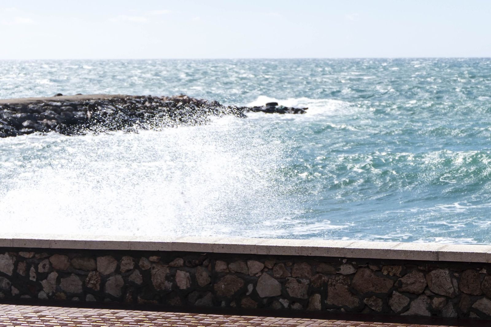 Las imágenes del viento que sacude Almería con rachas de hasta 93 km/h